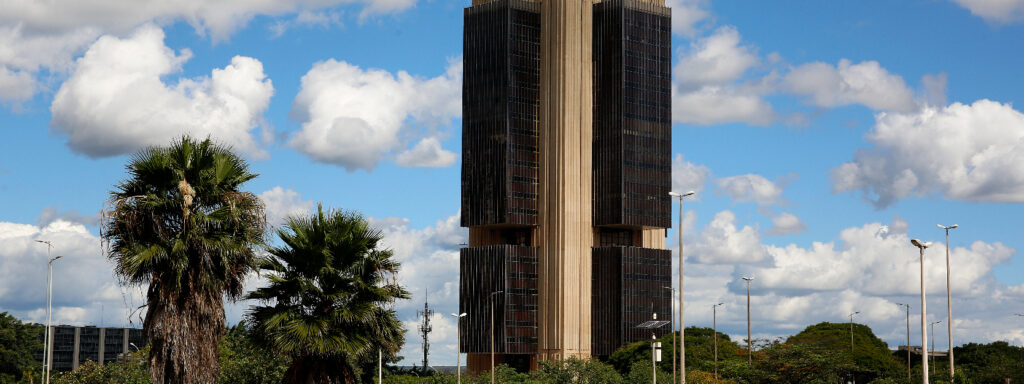 Imagem: Entre as funções do banco central, estão a emissão da moeda oficial e a execução da política monetária