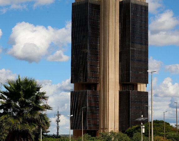 Imagem: Entre as funções do banco central, estão a emissão da moeda oficial e a execução da política monetária